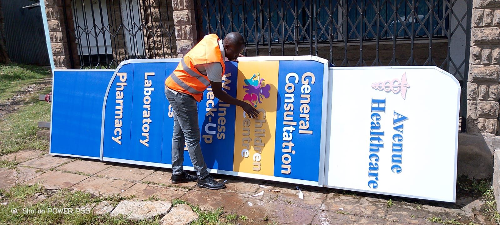 Directional wayfinding signage panels for Avenue Healthcare